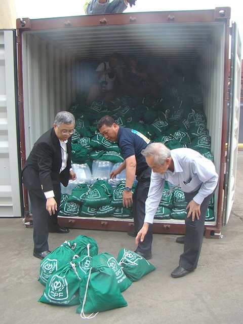 Charoen Pokphand Foods Philippines Corporation donated 4,000 bags of relief goods for the victims of Typhoon Haiyan