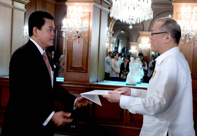 His Excellency Thanatip Upatising presented the Letter of Credence